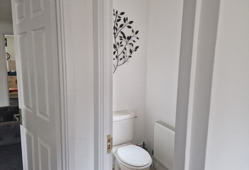 إقامة Captivating 3 Bed House In Strood, Rochester Kent