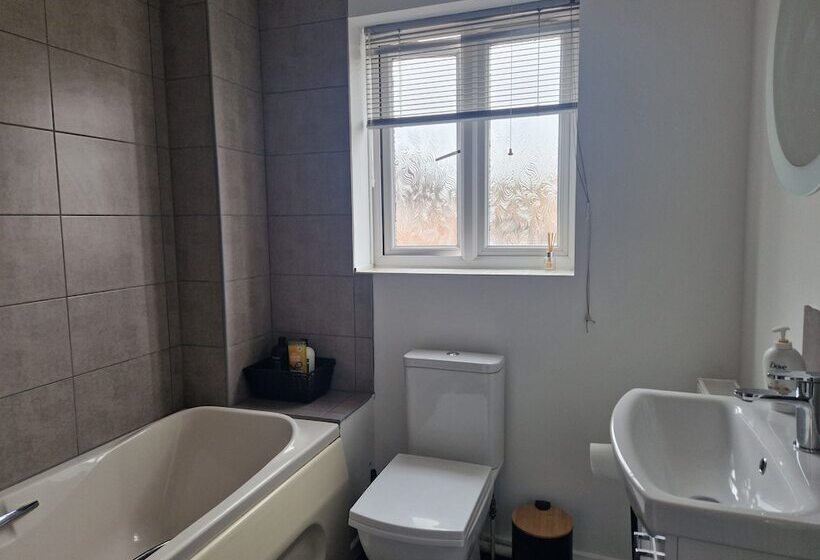 إقامة Captivating 3 Bed House In Strood, Rochester Kent