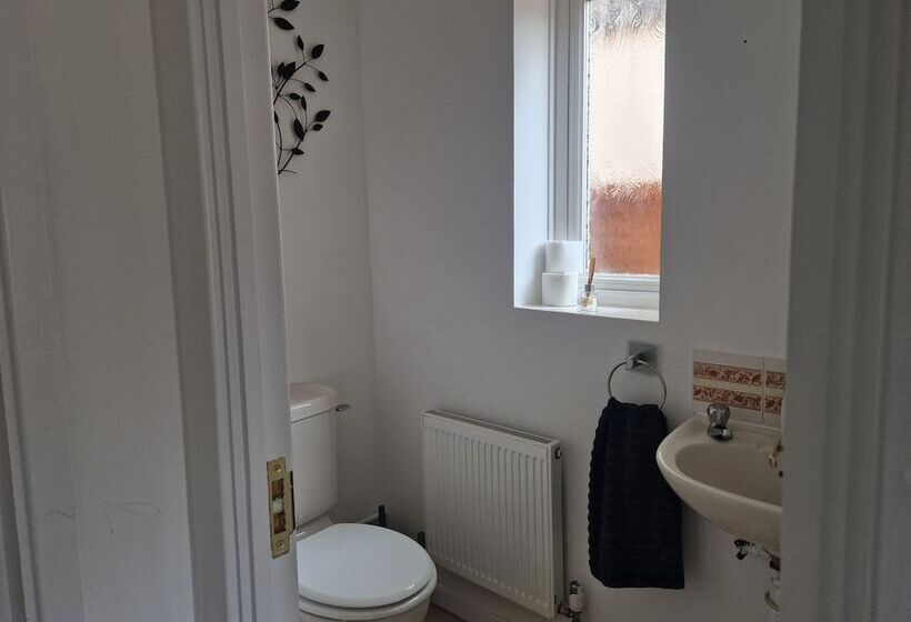 إقامة Captivating 3 Bed House In Strood, Rochester Kent