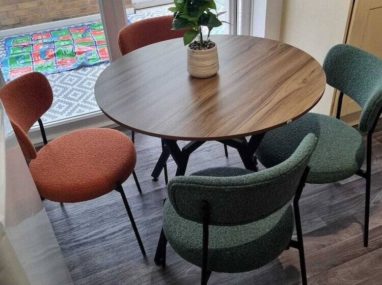 إقامة Captivating 3 Bed House In Strood, Rochester Kent