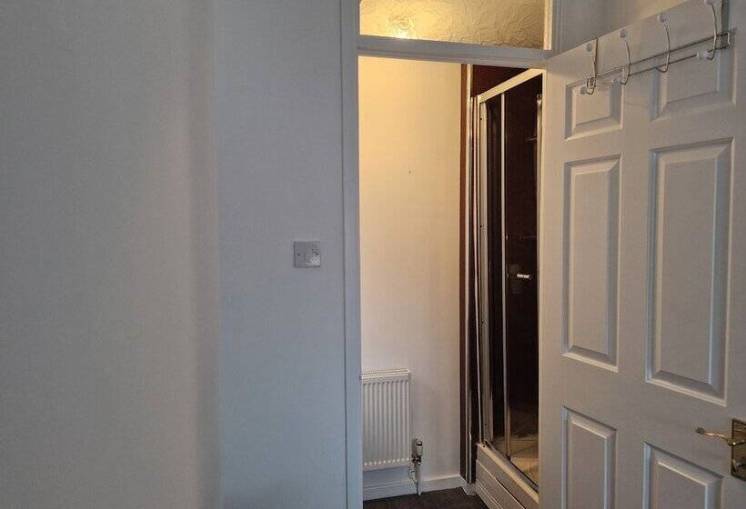 إقامة Captivating 3 Bed House In Strood, Rochester Kent