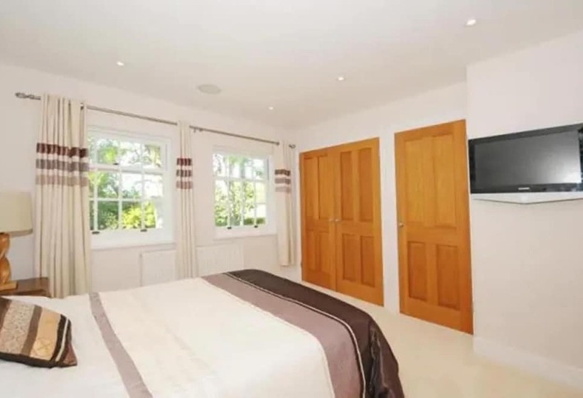 레지던스 Captivating 5 Bed House In Woking