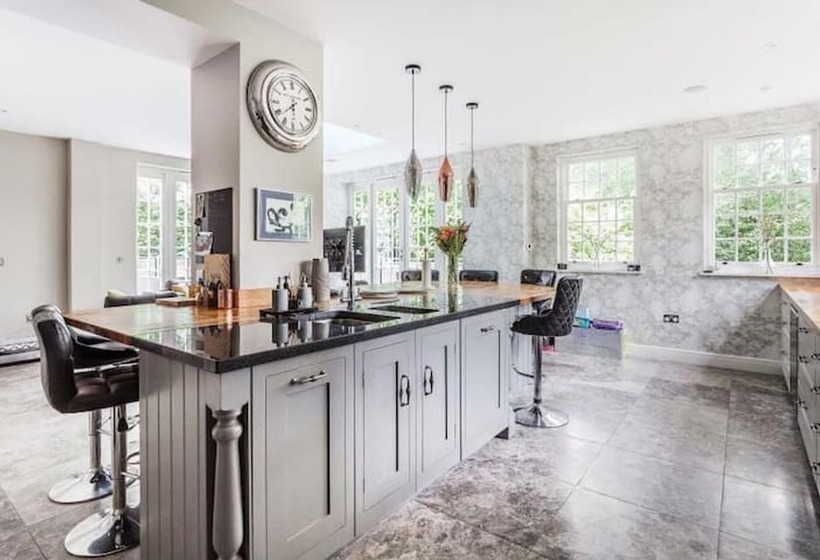 Резиденция Captivating 5 Bed House In Woking