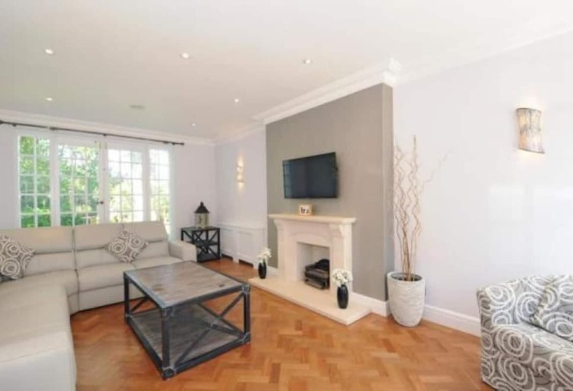 Резиденция Captivating 5 Bed House In Woking