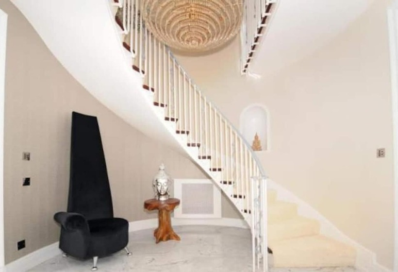 Резиденция Captivating 5 Bed House In Woking