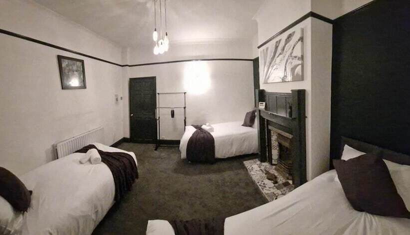 住所  Charming 4 Bed House In Wednesbury