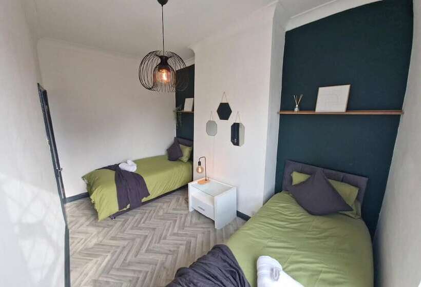 住所  Charming 4 Bed House In Wednesbury