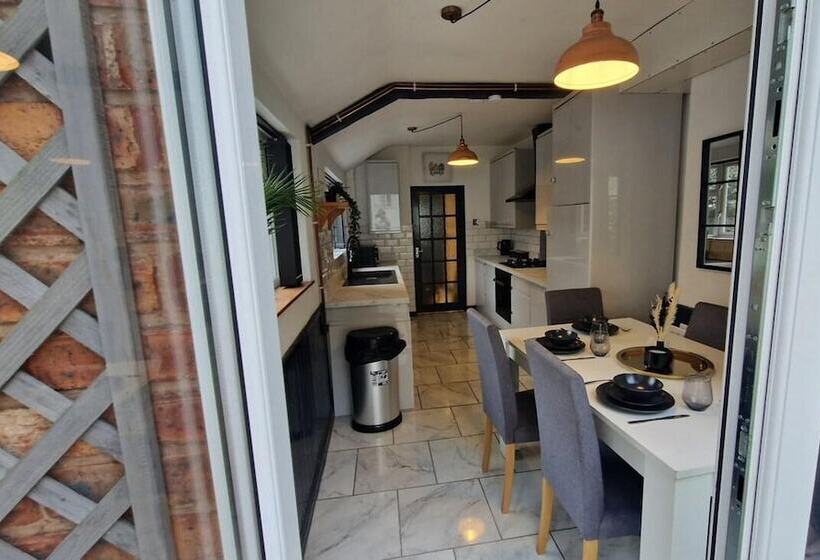 住所  Charming 4 Bed House In Wednesbury