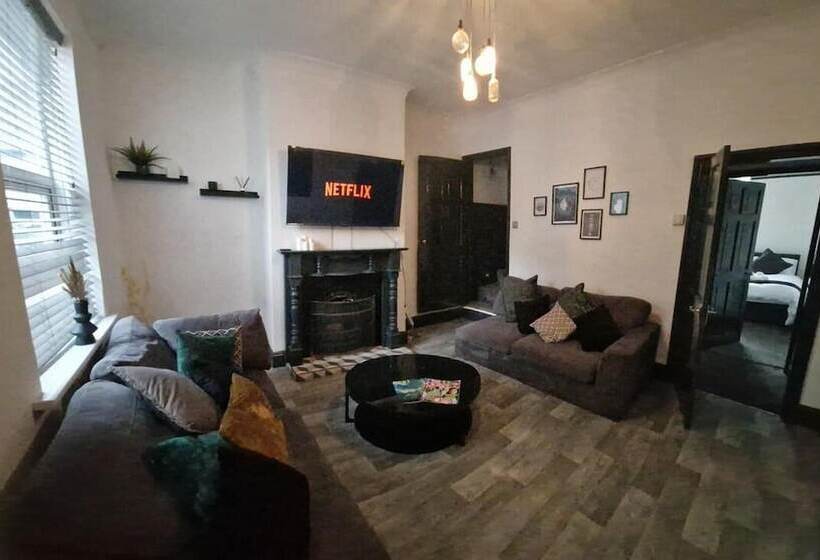 إقامة Charming 4 Bed House In Wednesbury