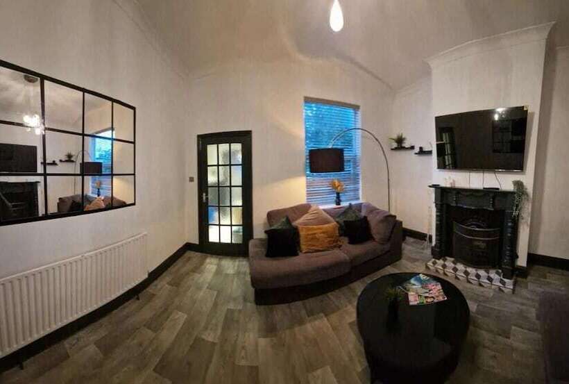 住所  Charming 4 Bed House In Wednesbury