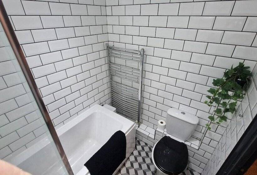 住所  Charming 4 Bed House In Wednesbury