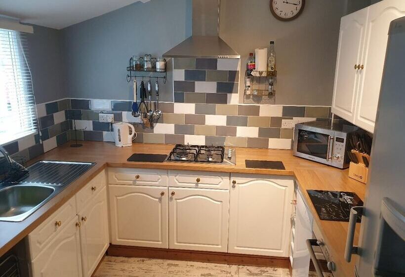 إقامة 3br Sleeps6 Petsok Off Road Parking Garden