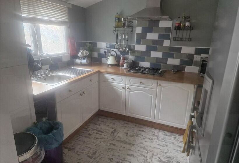 إقامة 3br Sleeps6 Petsok Off Road Parking Garden