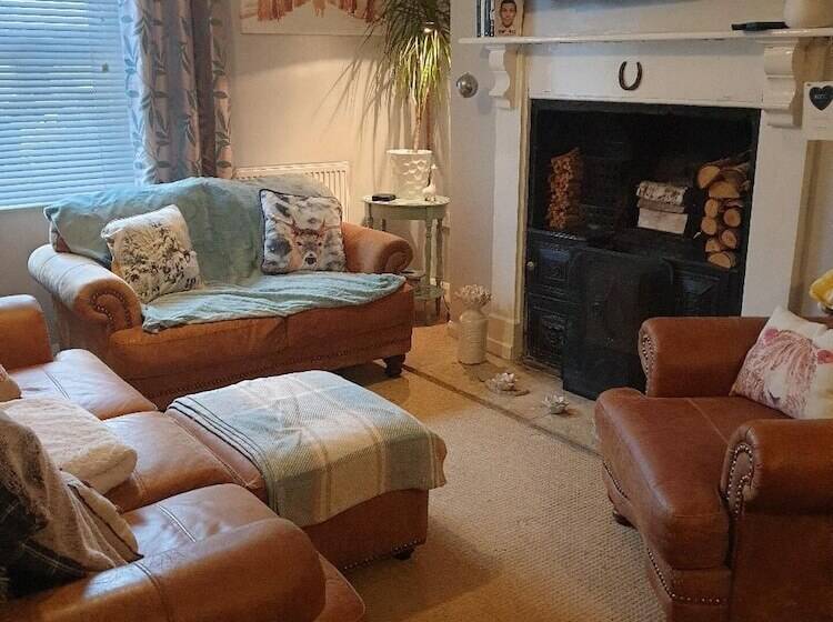 إقامة 3br Sleeps6 Petsok Off Road Parking Garden