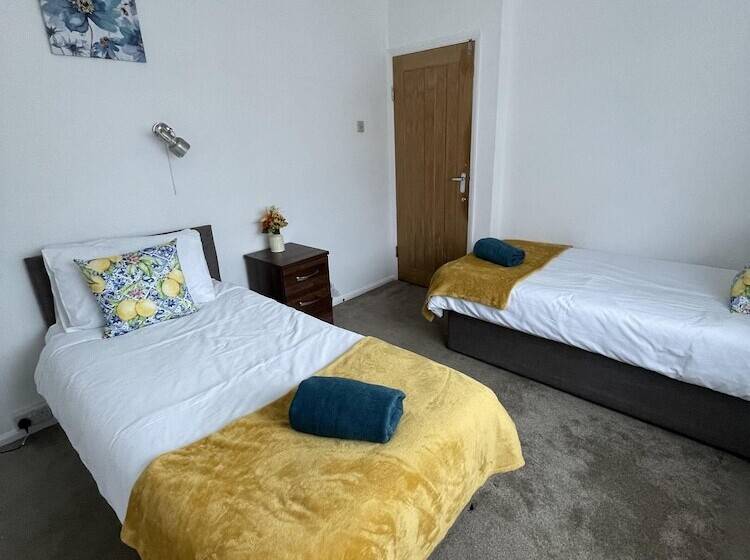 דירת נופש Immaculate 3 Bed House In Luton