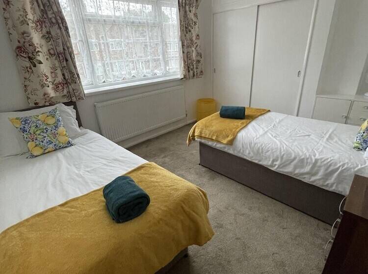 Резиденция Immaculate 3 Bed House In Luton