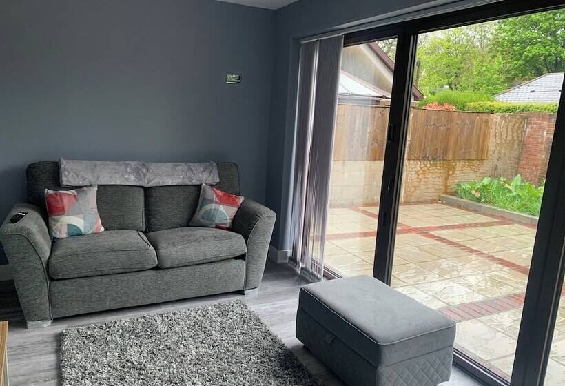 Резиденция Impeccable 1 Bed House In Aberdare