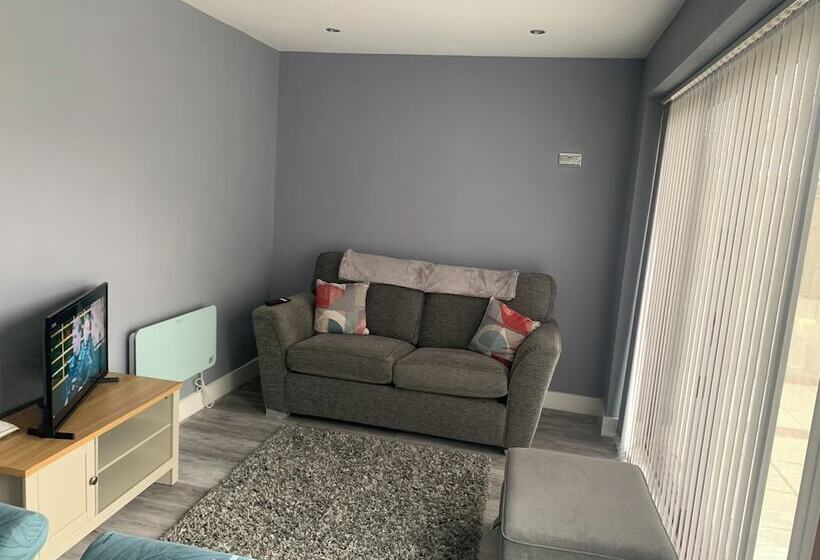 Резиденция Impeccable 1 Bed House In Aberdare