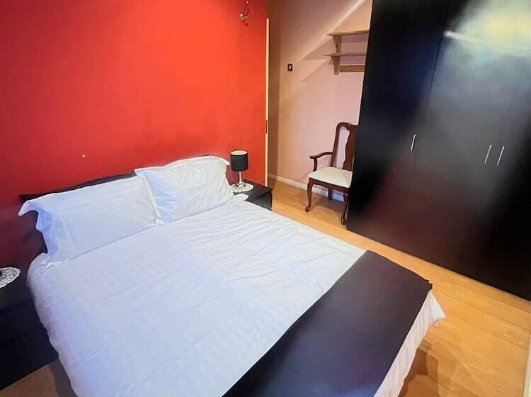 דירת נופש Inviting 2 Bed House In London