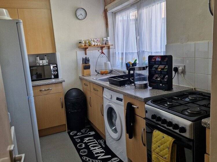 דירת נופש Inviting 2 Bed House In London