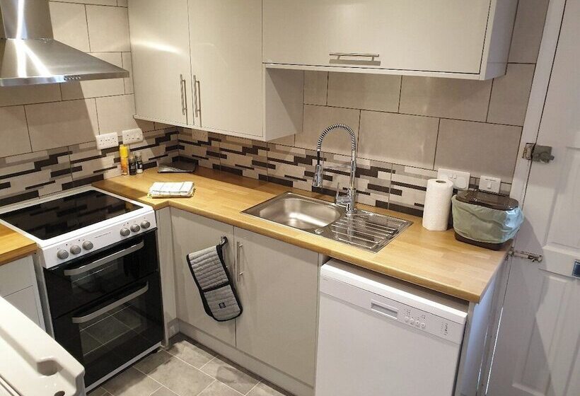 إقامة 3br Sleeps6 Petsok Off Road Parking Garden