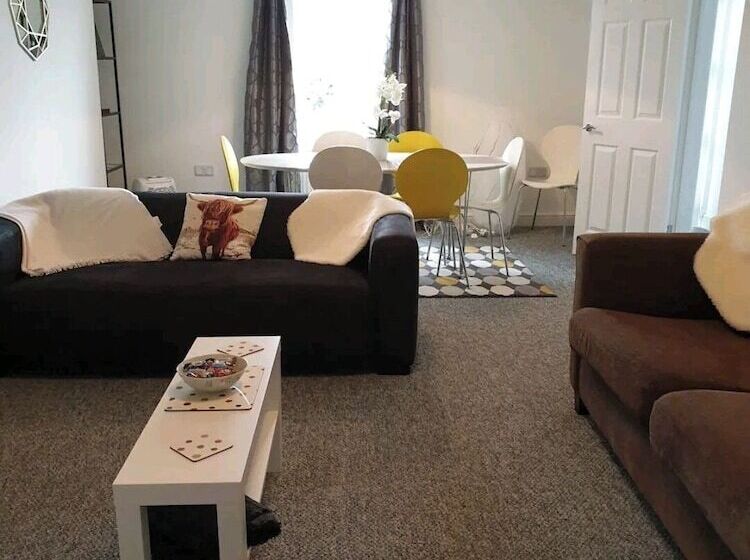 إقامة 3br Sleeps6 Petsok Off Road Parking Garden