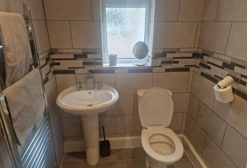 إقامة 3br Sleeps6 Petsok Off Road Parking Garden