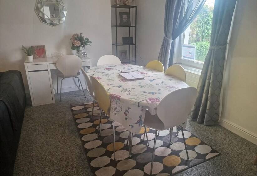 إقامة 3br Sleeps6 Petsok Off Road Parking Garden