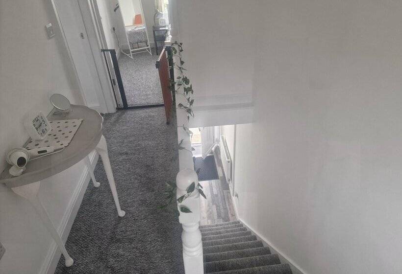 إقامة 3br Sleeps6 Petsok Off Road Parking Garden