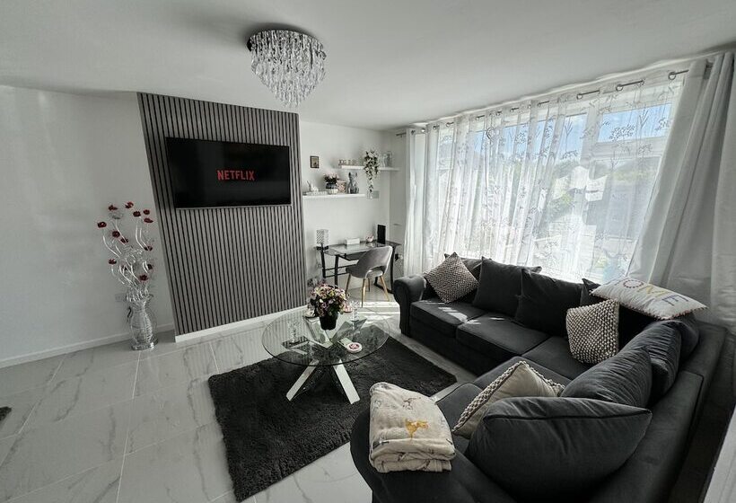 住所  Modern 3 Bed Hideaway Near Westgate With Parking