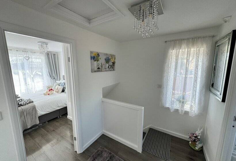 住所  Modern 3 Bed Hideaway Near Westgate With Parking