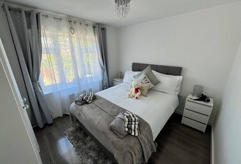 住所  Modern 3 Bed Hideaway Near Westgate With Parking
