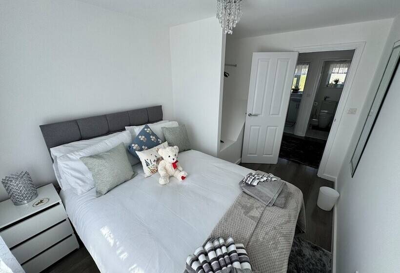 住所  Modern 3 Bed Hideaway Near Westgate With Parking