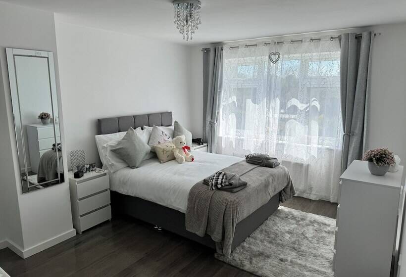 住所  Modern 3 Bed Hideaway Near Westgate With Parking