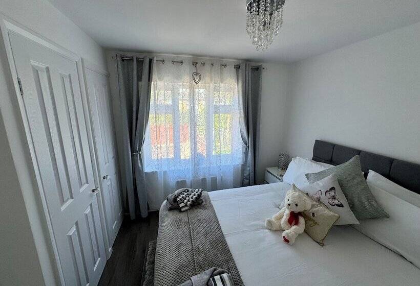 住所  Modern 3 Bed Hideaway Near Westgate With Parking