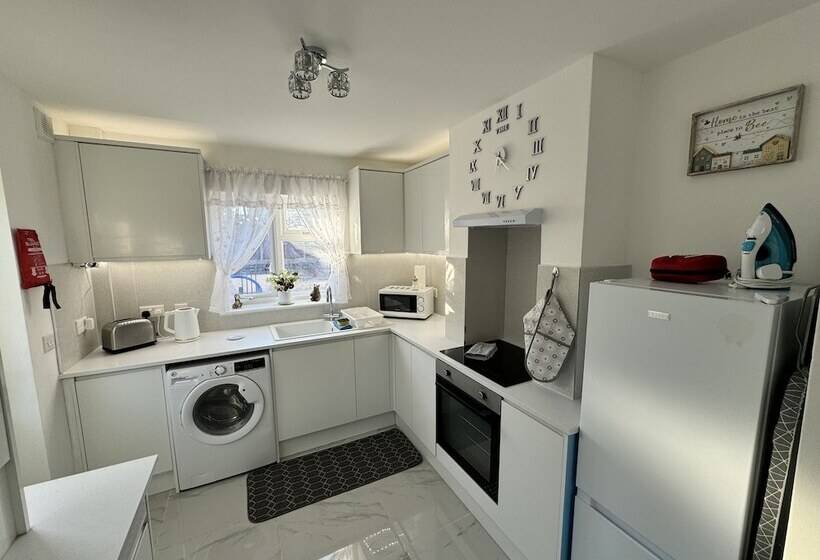 住所  Modern 3 Bed Hideaway Near Westgate With Parking