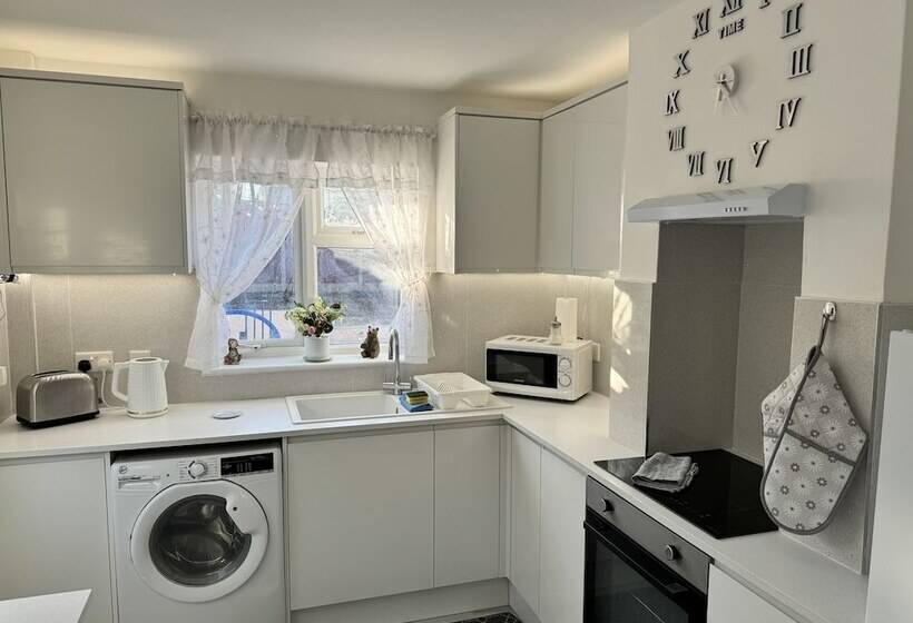 住所  Modern 3 Bed Hideaway Near Westgate With Parking