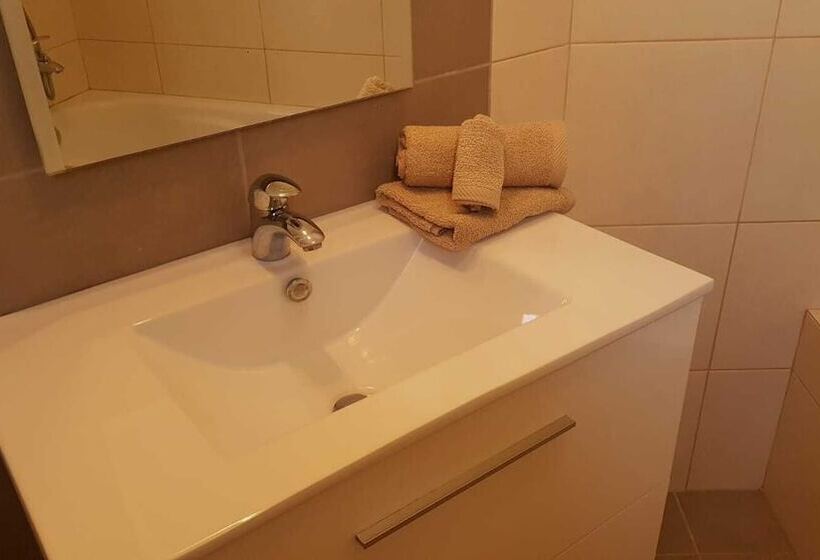 Резиденция Remarkable 3 Bed House In Machico