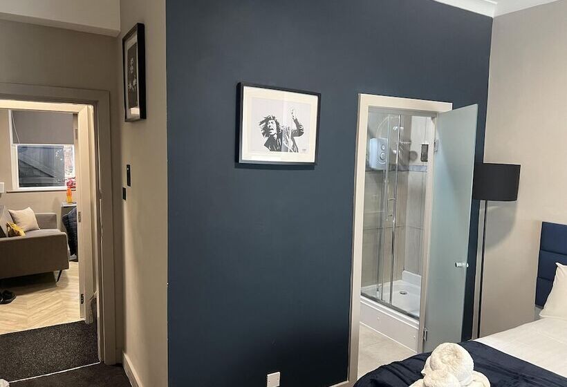 住所  Sleeps Up To 8, A 4 Bed House All With En Suites