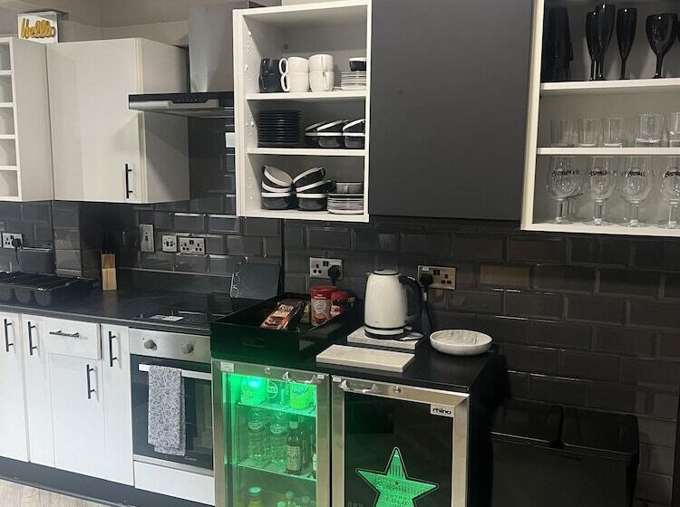 住所  Sleeps Up To 8, A 4 Bed House All With En Suites