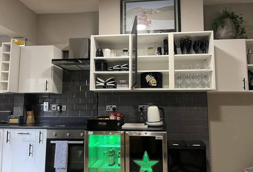 住所  Sleeps Up To 8, A 4 Bed House All With En Suites