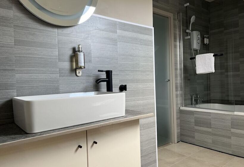 住所  Sleeps Up To 8, A 4 Bed House All With En Suites