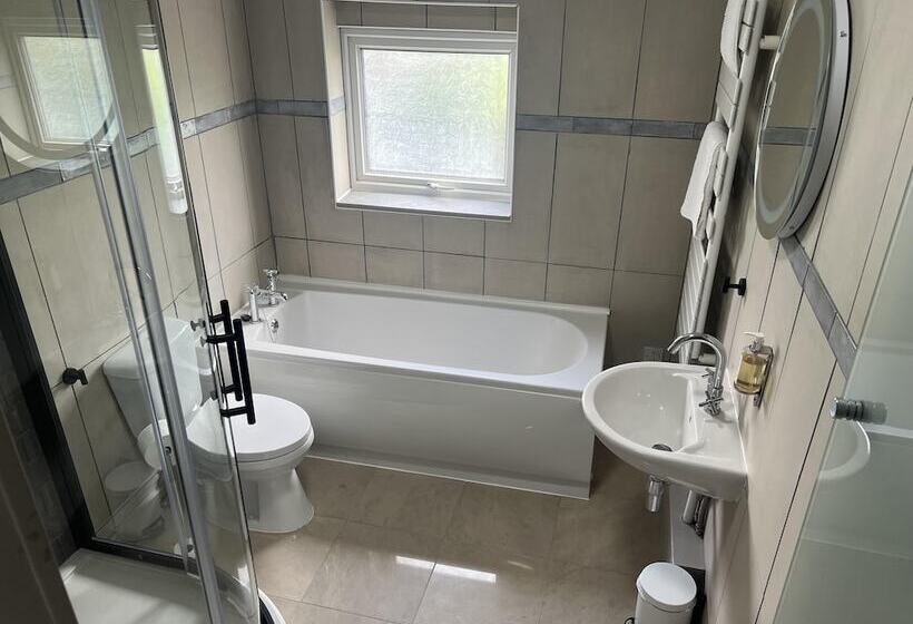 住所  Sleeps Up To 8, A 4 Bed House All With En Suites