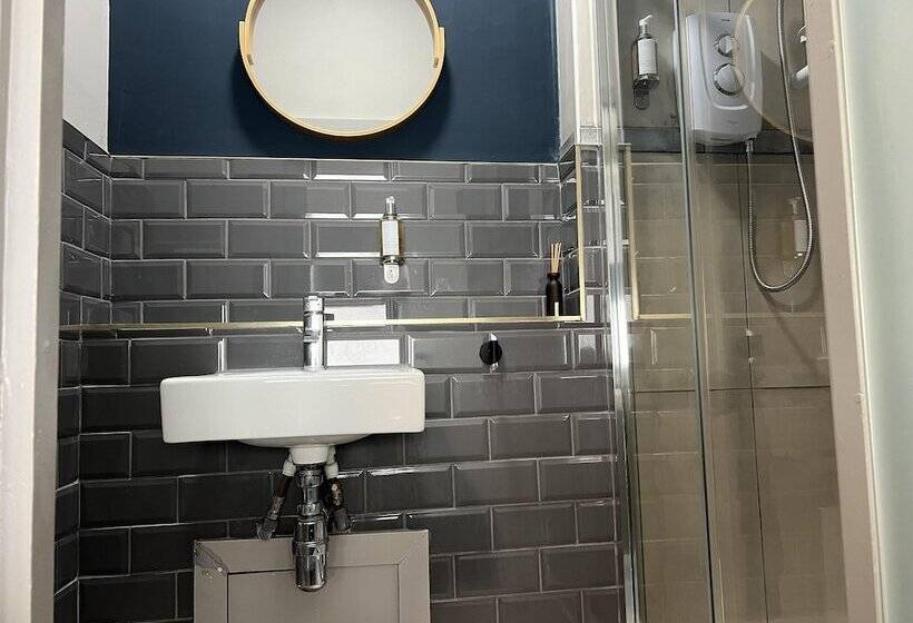 住所  Sleeps Up To 8, A 4 Bed House All With En Suites