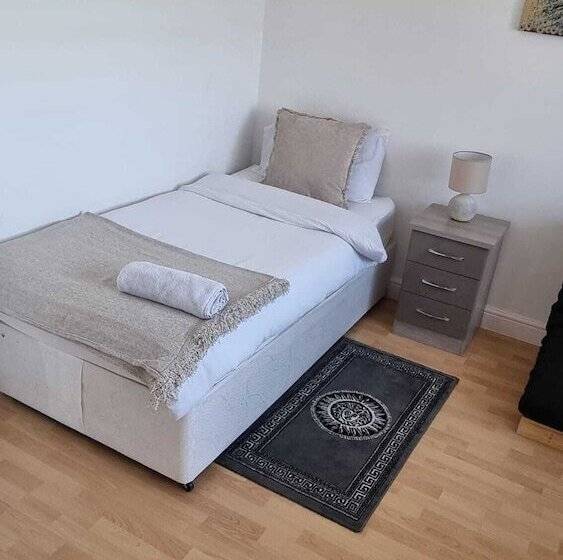 اقامتگاه Spacious Luxurious Serviced Accommodation