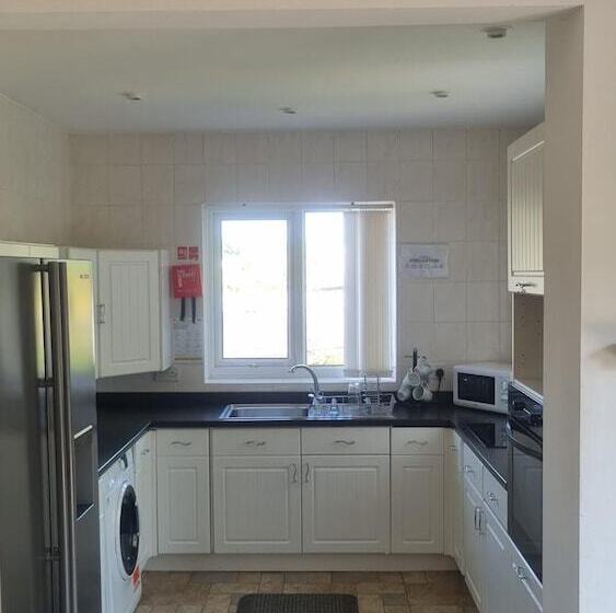 اقامتگاه Spacious Luxurious Serviced Accommodation