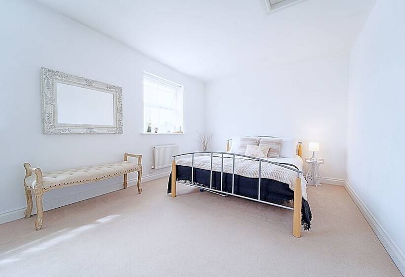 레지던스 Stunning 4 Bed House In Camberley