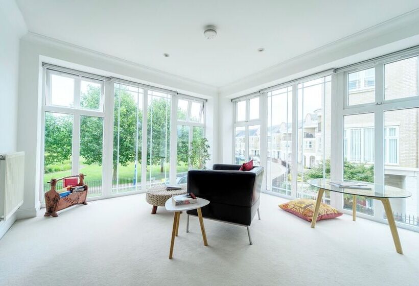 레지던스 Stunning 4 Bed House In Camberley