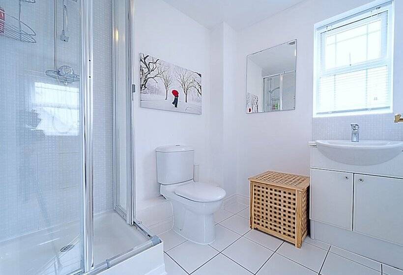 레지던스 Stunning 4 Bed House In Camberley