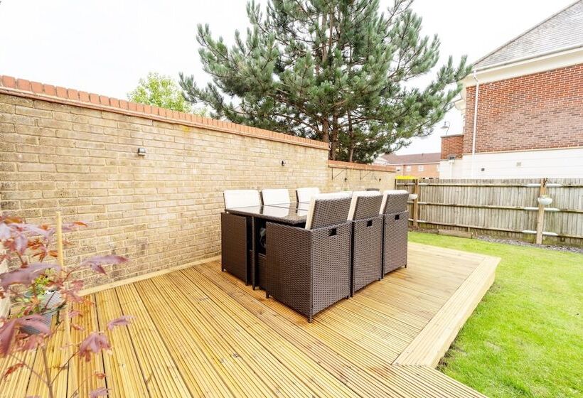 레지던스 Stunning 4 Bed House In Camberley
